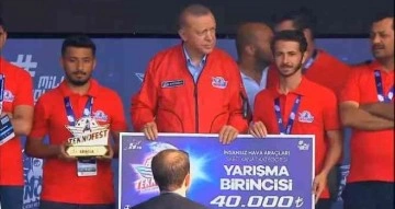 GAÜN öğrencileri ödüllerini Cumhurbaşkanı Erdoğan’dan aldı