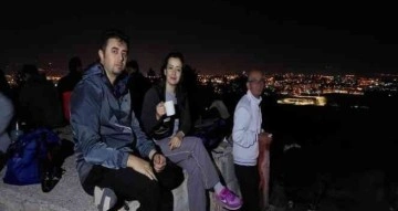 Gece yürüyüşçüleri Bademlik Tepesinde şehir manzarasını izledi