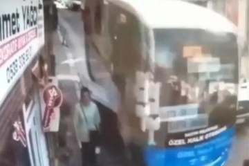 Halk otobüsünün açılan bagaj kapağı kaldırımdaki yayayı yere savurdu