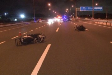 Havalimanı yolunda taksi ile motosikletler birbirine girdi: 3 yaralı