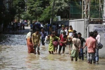 Hindistan’da sokaklar göle döndü