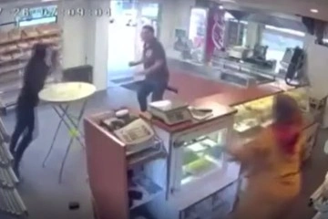 Hollanda'da Türk kadın, fırına giren satırlı hırsızı bezle kovaladı