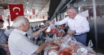 Honaz Belediyesi kendi yetiştirdiği domatesleri halka ücretsiz dağıttı