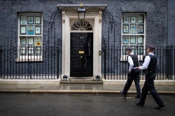 İngiltere'de bakanlardan Başbakanlık Ofisi'ne çıkarma