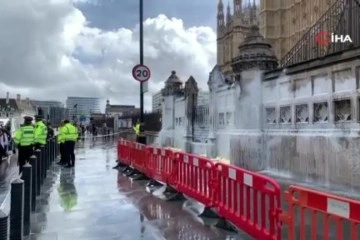 İngiltere'de parlamento binasına boyalı saldırı