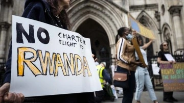 İngiltere'de Yargıtay, sığınmacıları yarın Ruanda'ya götürecek ilk uçuşa onay verdi