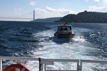İstanbul Boğaz'ında sürüklenen tekneyi Kıyı Emniyeti kurtardı