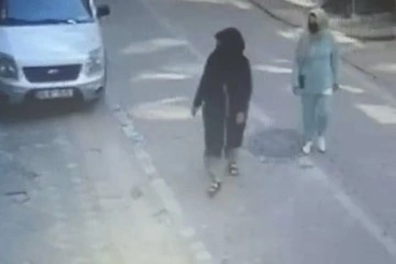 İstanbul’da kadın hırsızlar kamerada: Okula başlayacak çocuğun kumbarasını çaldılar