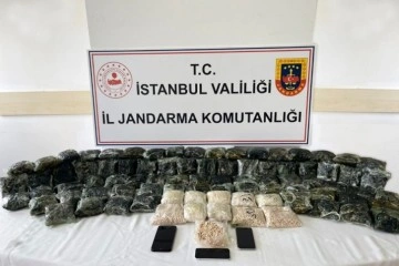 İstanbul’da torbacıya uyuşturucu operasyonu kamerada: 300 bin hap ele geçirildi