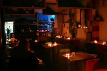 İtalya’da restoran, yüksek elektrik faturası nedeniyle mum yaktı