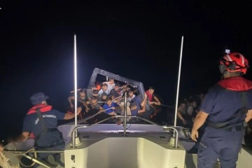 İzmir açıklarında 33 düzensiz göçmen kurtarıldı