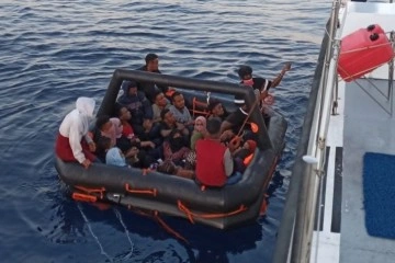 İzmir açıklarında 44 düzensiz göçmen yakalandı, 23'ü kurtarıldı