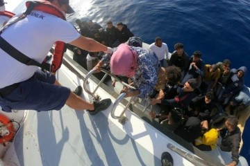 İzmir açıklarında geri itilen 210 göçmen kurtarıldı