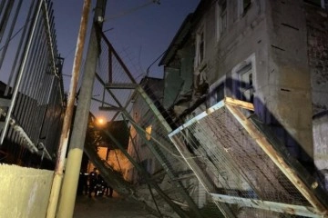 İzmir’de 3 katlı metruk binanın duvarı çöktü