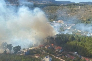 İzmir'de ormanlık alanda yangına havadan ve karadan müdahale
