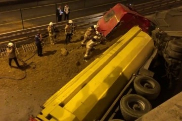 Kadıköy çevre yolunda freni boşalan hafriyat yüklü kamyon yola devrildi