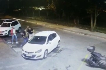 Kadıköy’de moto kuryeden çevreyi rahatsız eden kişilere attığı yumruk kamerada