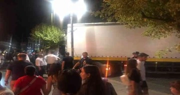 Kadıköy'de sokakta sıkışan tır trafiği felç etti