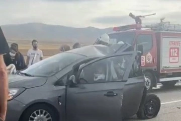 Kamyonun arkadan çarptığı otomobildeki 1 kişi öldü, 3 kişi ağır yaralandı