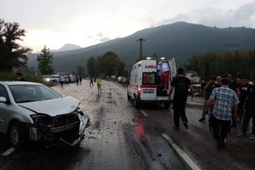 Karabük'te iki otomobil çarpıştı: 2 ağır yaralı