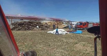 Kaynak kıvılcımından çıkan yangında 500 saman balyası yandı