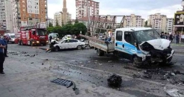 Kayseri'de 3 araç çarpıştı, ortalık savaş alanına döndü: 1'i ağır 3 yaralı