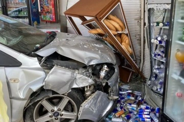 Kaza yapan otomobil markete daldı