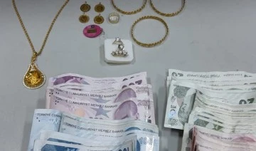 Konya’da bir vatandaşın yıllarca biriktirdiği altın ve paralarını çalan hırsız, polis ekipleri tarafından çaldığı altın ve paralarla birlikte yakalandı.