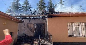 Konya’da müstakil ev yanarak kullanılamaz hale geldi