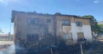 Konya’da otluk alandaki yangın eve sıçradı