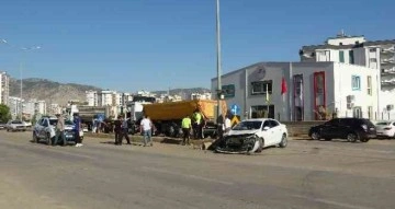 Kozan’da 3 aracın karıştığı kazada 2 kişi yaralandı