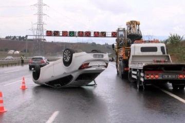 Kuzey Marmara Otoyolu’nda ıslak zeminde kontrolden çıkan araç takla attı: 1 yaralı