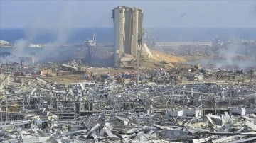 Lübnan'da 2 yıl önceki liman patlamasının enkazından alevler yükseldi