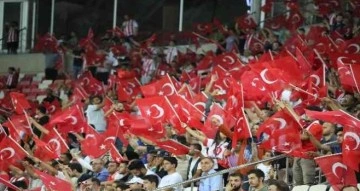 Maça gelen taraftara Türk bayrağı dağıtıldı