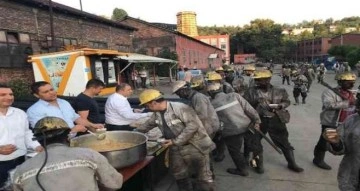 Maden işçilerine aşure ikram edildi