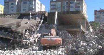 Maltepe’de 3 metruk binanın yıkımı gerçekleştirildi
