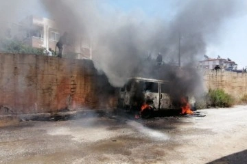 Manavgat'ta park halindeki minibüs cayır cayır yandı