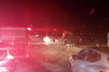 Manisa'da işçi servisi ile otomobil çarpıştı: 17 yaralı