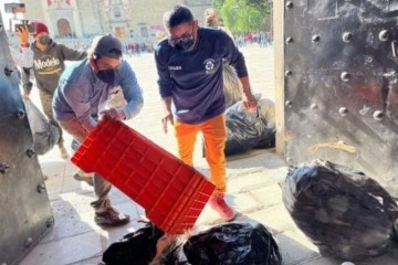 Meksika’da eylem yapan temizlik işçileri, belediye binasını çöple doldurdu