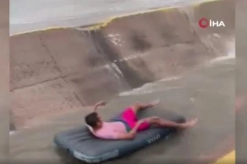 Meksika'da yağmur suyu kanalında şişme yatakla giden adam akıntıya kapıldı