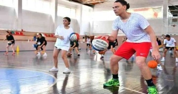 Mersin’de ücretsiz basketbol kursu ile gençler yeteneklerini keşfediyor