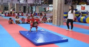 Minik şampiyonlar Melikgazi Jimnastik Kursu’nda yetişiyor