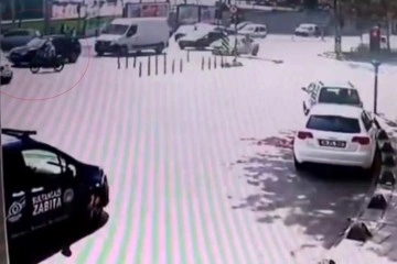 Motokurye dönüş yapan polis aracına çarptı: Kaza anı kamerada