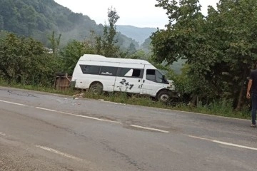 Ordu'da fındık işçilerini taşıyan minibüs kaza yaptı: 13 yaralı