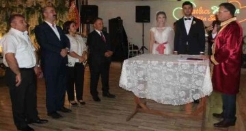 Polis çiftin nikahını Başkan Öküzcüoğlu kıydı