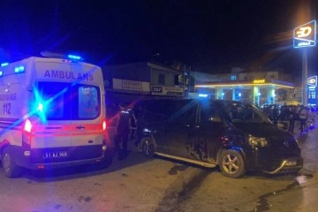 Polisin dur ihtarına uymayan otomobil minibüse çarptı: 3 yaralı