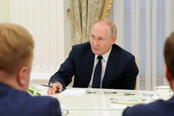 Putin: “Batı bizi savaş alanında yenmek istiyorsa, bırakın denesinler”