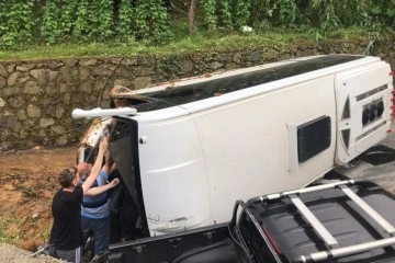 Rize’de tur minibüsü devrildi: 24 yaralı