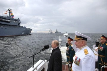 Rusya Devlet Başkanı Putin, Rus donanması geçit törenine katıldı