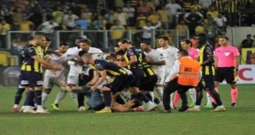 Sahaya giren taraftar, Beşiktaşlı oyunculara saldırdı